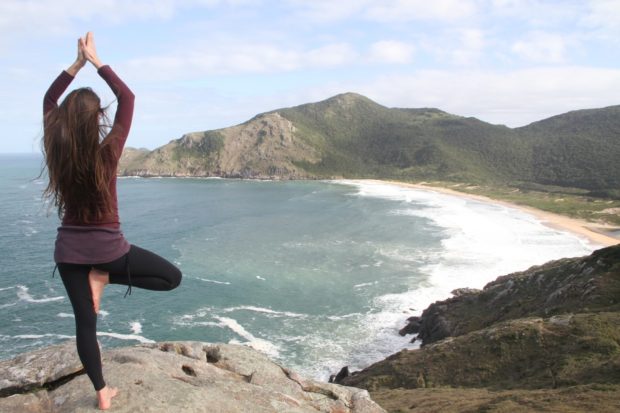 energizing yoga poses for travelers
